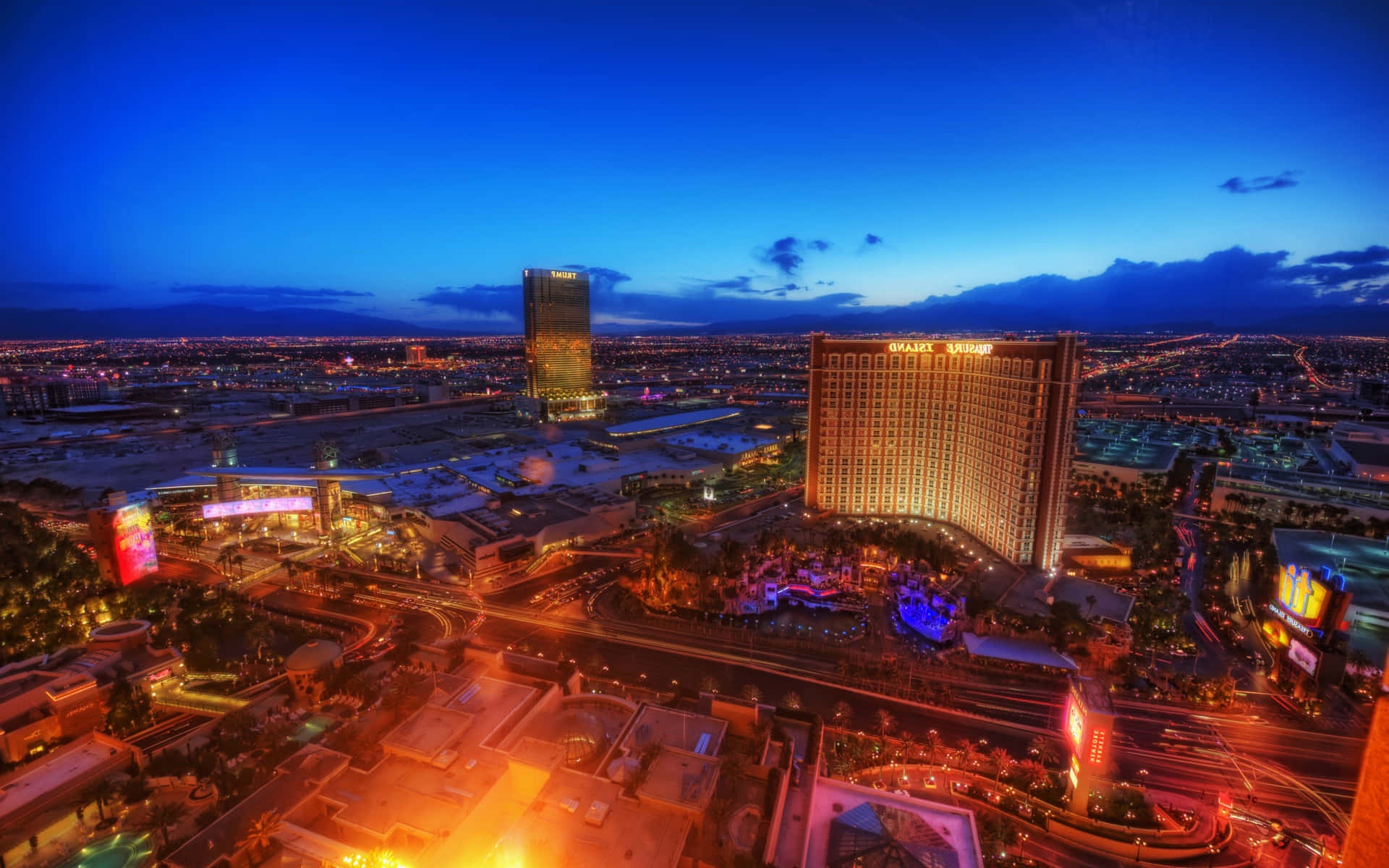 Las Vegas skyline at twilight with glowing hotels and neon lights. – Ultra HD Wallpaper