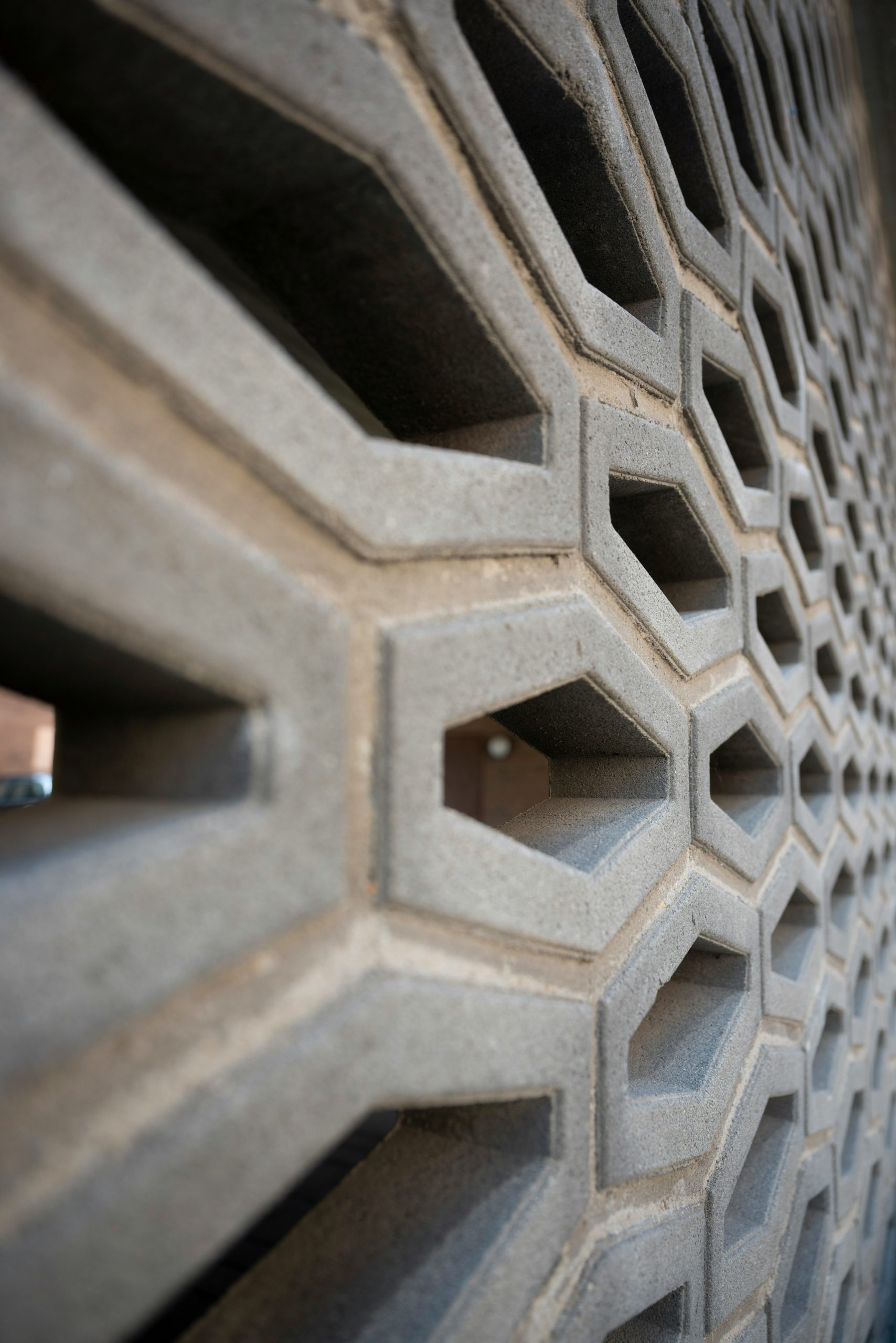 Geometric concrete wall pattern with hexagonal openings